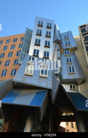 Le Massachusetts Institute of Technology (MIT), Stata center iconique conçu dans un style architectural modernest. Banque D'Images