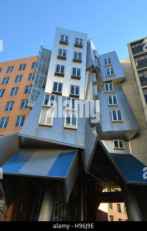 Le Massachusetts Institute of Technology (MIT), Stata center iconique conçu dans un style architectural modernest. Banque D'Images