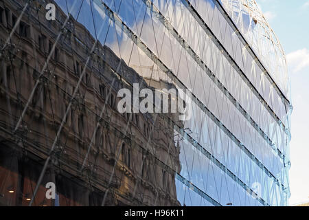 Mur de verre des bâtiments. Gratte-ciel. Banque D'Images