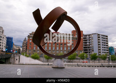 L'autre sculpture ovoïde par Jorge Oteiza à Bilbao, en Espagne. Banque D'Images