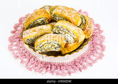 Rouleaux de levure sucré avec du fromage et les graines de pavot. Studio Photo Banque D'Images