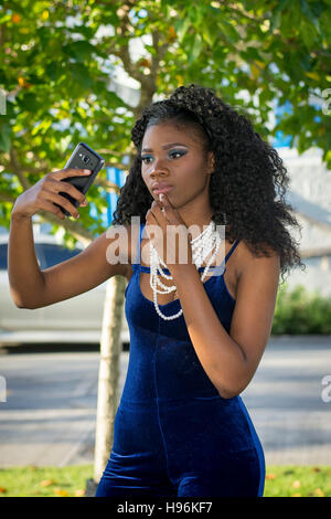 Beau Modèle barbadien faire un photoshoot à Bridgetown Barbade Banque D'Images