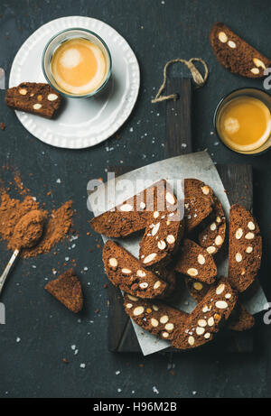 Espresso avec le chocolat noir et le sel de mer Biscotti Banque D'Images