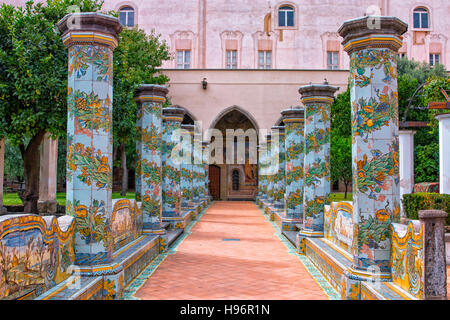Le Cloître des Clarisses dans l'église de Santa Chiara, à Naples, Italie Banque D'Images
