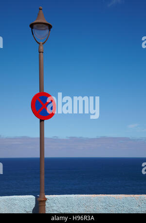 Mur bleu, lanterne et signe de la circulation dans la région de Bajamar, Tenerife, Espagne Banque D'Images