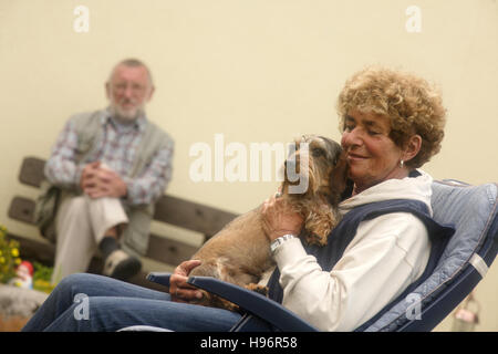 Couple et chien Banque D'Images