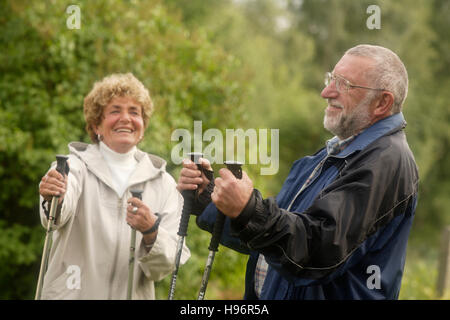 La marche nordique, senior couple Banque D'Images