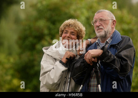 La marche nordique, senior couple Banque D'Images