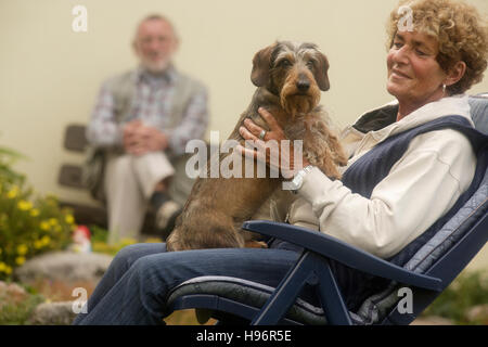 Couple et chien Banque D'Images