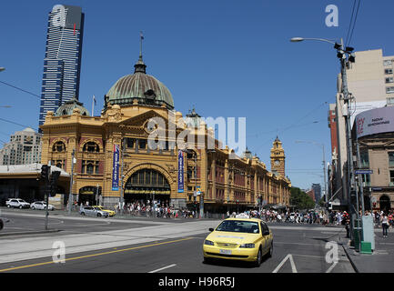 Vue sur la ville de Melbourne, Eureka Tower Building, bâtiment résidentiel, à l'avant la gare victorienne historique Banque D'Images