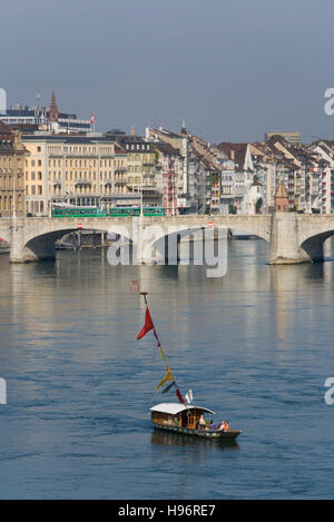 Muensterfaehre traversée du Rhin, Mittlere Bruecke Bridge, Bâle, Suisse Banque D'Images