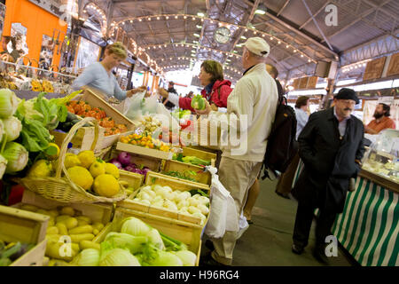 Vente de légumes sur le marché, marché provençal provencale, Antibes, Côte d'Azur, France Banque D'Images