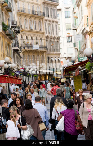 Les gens dans la zone piétonne, rue Masséna, Nice, Côte d'Azur, France Banque D'Images