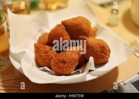 Coxinha de fille - croquettes de poulet frit brésilien snack Banque D'Images