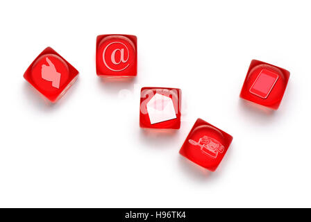 Cinq dés de rouge, symbole web Vue de dessus on white Banque D'Images