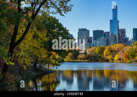 L'automne dans Central Park au lac avec Midtown gratte-ciel. Lever du soleil sur la ville, Manhattan, New York City Banque D'Images