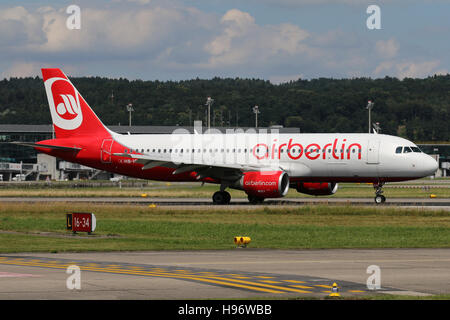 Zurich, Suisse - le 29 juillet 2016 : Air Berlin, l'Airbus A320 à l'aéroport de Zurich Banque D'Images