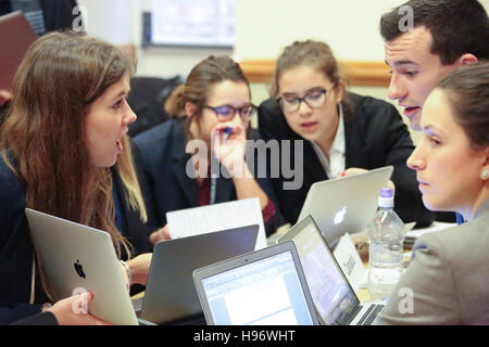 Les étudiants qui prennent part à des sessions à OxIMUN 2016. À partir d'une série de photos prises à l'Oxford International Model United Nations Conference (OxIMUN 201 Banque D'Images