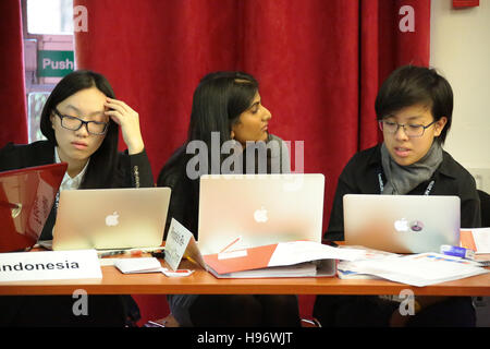 Les étudiants qui prennent part à des sessions à OxIMUN 2016. À partir d'une série de photos prises à l'Oxford International Model United Nations Conference (OxIMUN 201 Banque D'Images