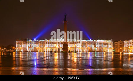 Palais d'hiver lumineux et colonne d'Alexandrie dans soir de pluie Banque D'Images