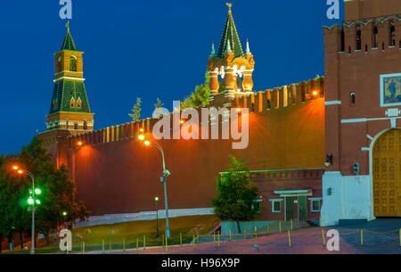 La Tsarskaya Nabatnaya et tours sont situés dans la région sud-est du mur du Kremlin. La tour Nabatnaya traditionnellement utilisé pour notifier c Banque D'Images