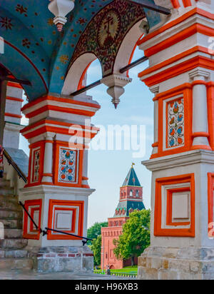 La vue sur la Tour Nabatnaya du Kremlin de Moscou du porche de la cathédrale Saint-Basile. Banque D'Images