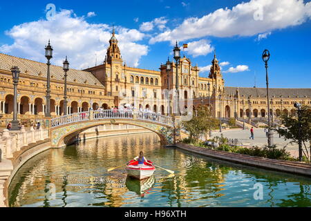 Plaza de Espana, bateau sur le canal, Séville, Espagne Banque D'Images