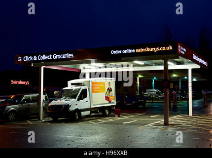 Delivery van stationné dans la section collection & cliquez sur le parking du supermarché Sainsbury's, Angleterre, Royaume-Uni Banque D'Images