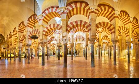 Intérieur de la cathédrale Mezquita (mosquée), Cordoue, Andalousie, Espagne Banque D'Images