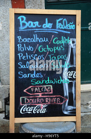 Panneau de menu à l'entrée du Bar do Falcao sur la place historique de Ribeira à Porto, Portugal, Europe Banque D'Images