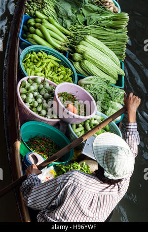 Marché flottant de Damnoen Saduak légumes en dehors de Bangkok Thaïlande Banque D'Images