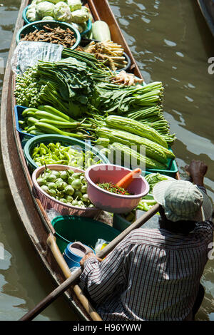 Marché flottant de Damnoen Saduak légumes en dehors de Bangkok Thaïlande Banque D'Images