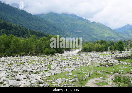 La vallée de Manali dans l'Himachal Pradesh Inde destination touristique sur les rives du fleuve Beas et Himalaya Mountains Banque D'Images