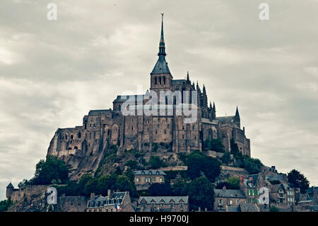 Au sommet de l'abbaye Le Mont Saint-Michel, près de Pontorson, Normandie, France Banque D'Images