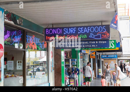 La plage de Bondi et poissons chip shop sur campbell parade, Sydney, Australie Banque D'Images