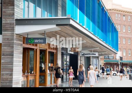 La plage de Bondi Campbell Parade boutiques et cafés, y compris un supermarché Woolworths magasin Metro, Sydney, Australie Banque D'Images