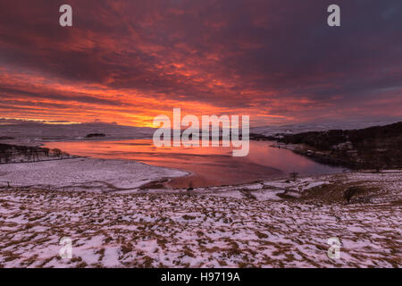 Spectaculaire coucher de soleil reflété sur une Malham Tarn, Yorkshire Dales National Park, England, UK Banque D'Images