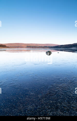 Réflexions sur un frozen Malham Tarn, Yorkshire Dales National Park, England, UK Banque D'Images