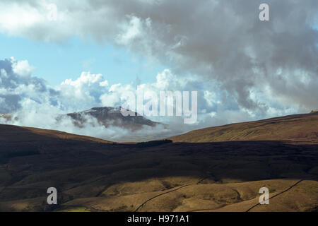 Vue sur Blea Moor à Ingleborough, l'un des 3 Sommets du Yorkshire, England, UK Banque D'Images