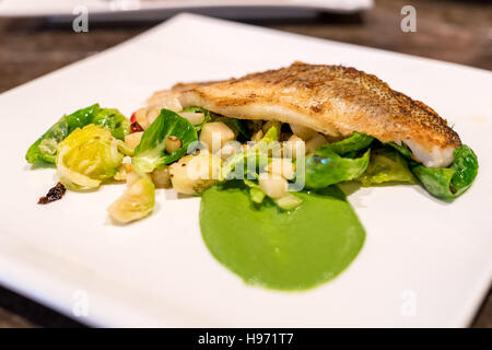 La peau croustillante poisson blanc grillé avec légumes Banque D'Images