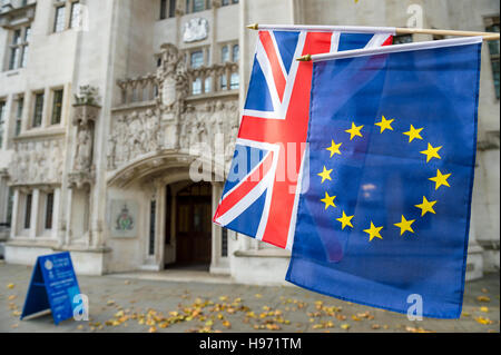 Ue et l'Union Jack drapeaux flottants à la Cour Suprême du Royaume-Uni dans la fonction Middlesex Guildhall de Londres, bâtiment Banque D'Images