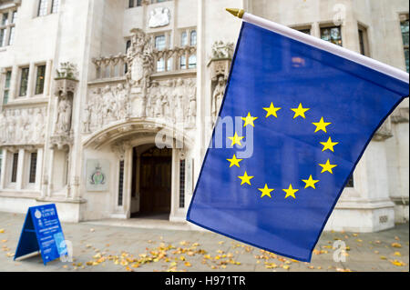 Drapeau de l'Union européenne devant la Cour Suprême du Royaume-Uni dans le Middlesex Guildhall de Londres bâtiment public Banque D'Images