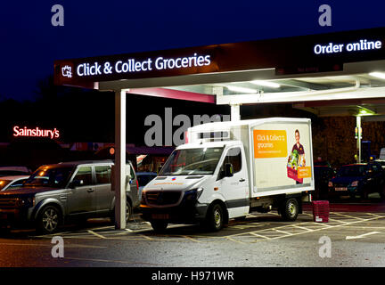 Delivery van stationné dans la section collection & cliquez sur le parking du supermarché Sainsbury's, Angleterre, Royaume-Uni Banque D'Images