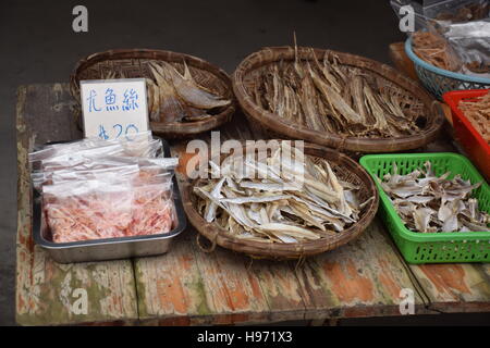 Asian street food - Poissons séchés dans les paniers en osier prêt à être vendu Banque D'Images