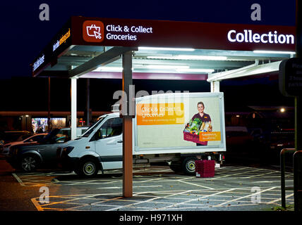 Delivery van stationné dans la section collection & cliquez sur le parking du supermarché Sainsbury's, Angleterre, Royaume-Uni Banque D'Images