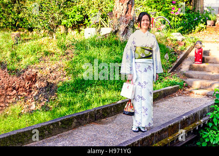 Kyoto, Japon - 01 mai 2014 : Avis d'un kimono traditionnel japonais girl. Le kimono est un vêtement traditionnel japonais Banque D'Images