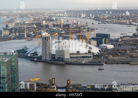 L'O2 Arena de Londres, avec la Tamise, Thames Barrier, et l'aéroport de la ville. Vue depuis le haut de la Canary Wharf. Banque D'Images