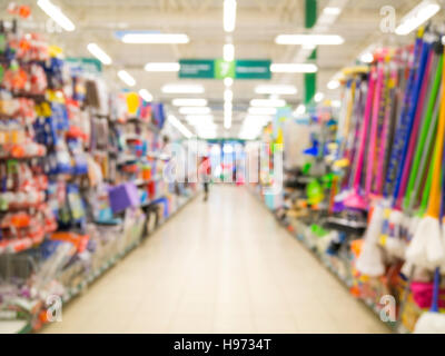 Résumé de l'allée de supermarché brouillée avec étagères colorées Banque D'Images