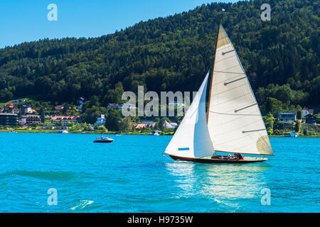 En bois Vintage voilier sur le lac, la voile sur Worthersee, Carinthie, Autriche Banque D'Images