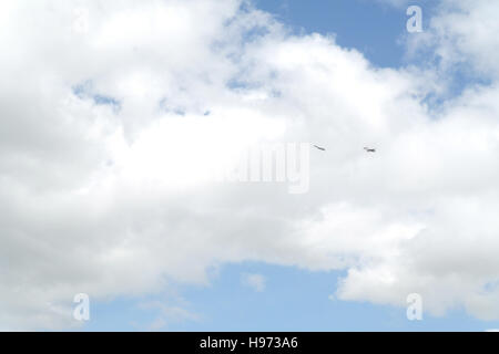 Ciel bleu nuages blancs voir deux De Havilland Vampire historique d'avions à réaction au-dessus de la plage de Fairhaven, Lytham St Annes Banque D'Images